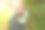 鲜花背景下的女人。图片下载