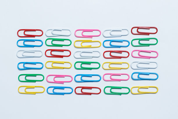 文具发夹，白色背景的回形针图片下载