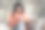 穿着格子衬衫的漂亮开朗的女士在房间里享受治疗小猫的照片图片下载