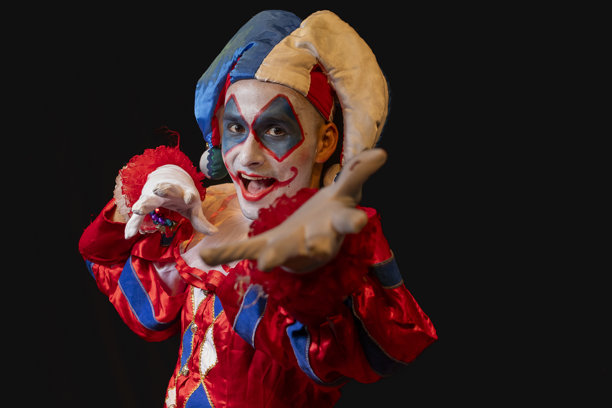 开玩笑的手指着摄像机图片下载