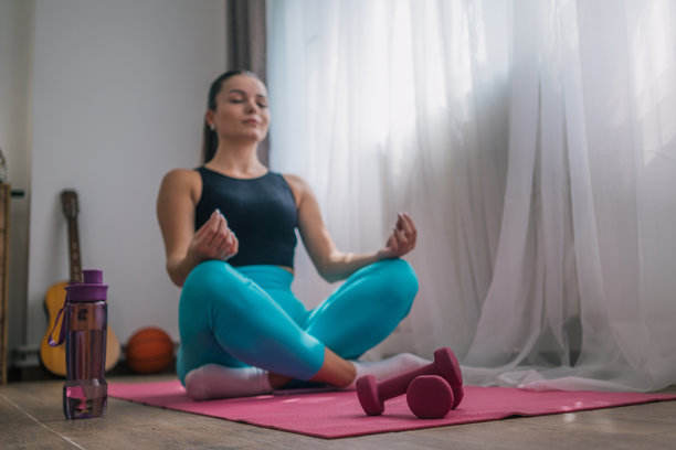 女孩在做放松练习。训练、健身、锻炼、冥想、瑜伽、自我保健、放松、普拉提、健康生活方式、运动理念图片下载