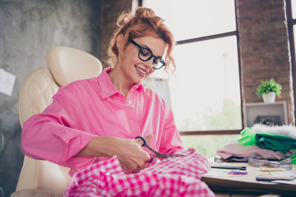 漂亮的年轻设计师的照片裁缝女裁剪面料穿衬衫阁楼室内办公室室内图片下载