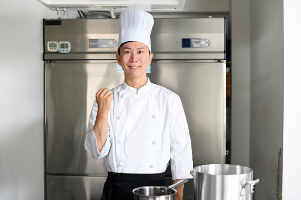 亚洲年轻男性厨师在厨房做饭图片下载