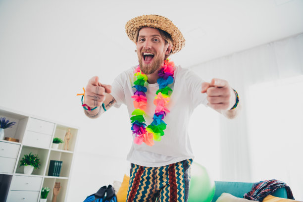 照片中有魅力的年轻男性点你享受暑假穿着睡衣舒适的日光家室内客厅图片下载