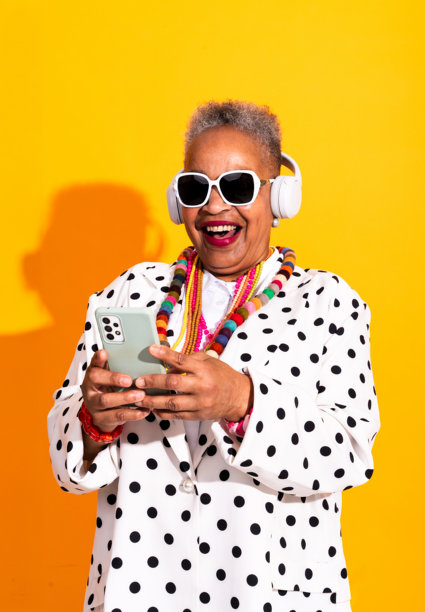 有趣的资深黑人女性穿着时髦的衣服，孤立在工作室里图片下载