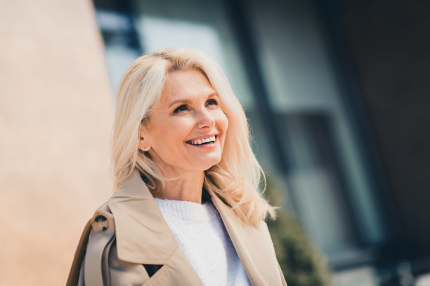 可爱可爱的女人走在市中心享受晴朗的秋日天气的照片图片下载