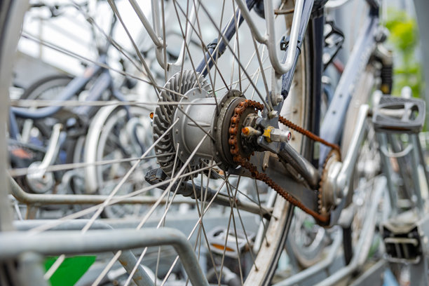 从后面近距离观察车轴和生锈的自行车链条。图片下载