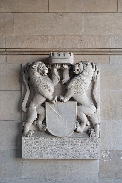 28-08-2024瑞士苏黎世。城市的纹章，或苏黎世的纹章。瓦瑟基什市中心的石雕城市标志图片下载