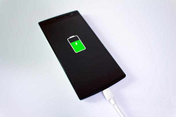 手机在白色背景上的特写图片下载