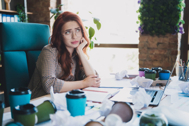 无聊的不快乐的女士专家穿着衬衫感到疲倦在室内工作站车间的照片图片下载