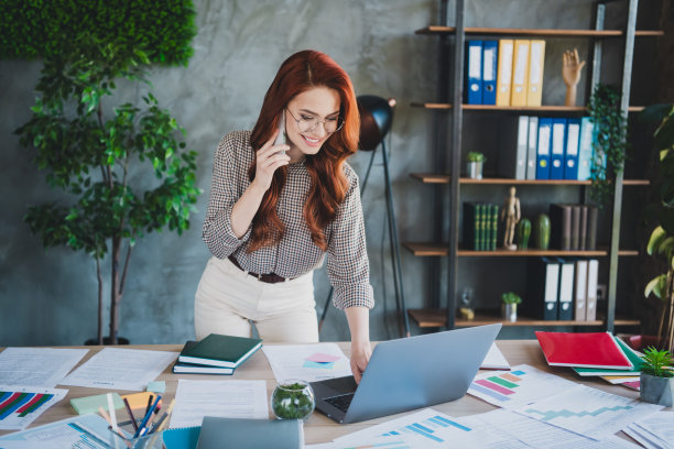 积极的好心情女士的照片专家穿着衬衫说话工作的现代设备在室内工作站车间图片下载