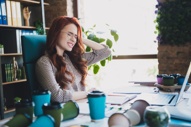 疲惫疲惫的女老板正装工作的照片感到强烈的头痛在室内工作场所工作站阁楼图片下载