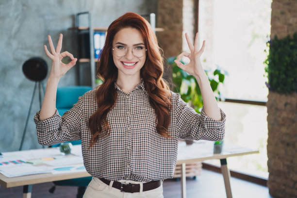 迷人可爱的漂亮年轻女子的照片现代办公室阁楼室内室内ok标志图片下载