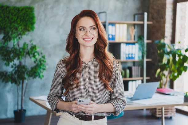 积极的梦幻女士的照片专家穿着衬衫写信息现代设备在室内工作站车间图片下载