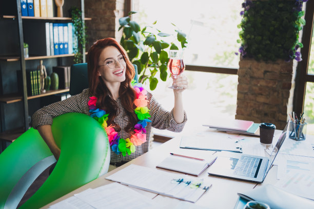 微笑积极的女老板正装去度假的照片在室内享受香槟工作工作站阁楼图片下载