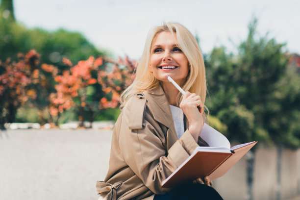 照片可爱可爱的漂亮梦幻的女人穿着时尚的阳光明媚的秋日天气户外图片下载