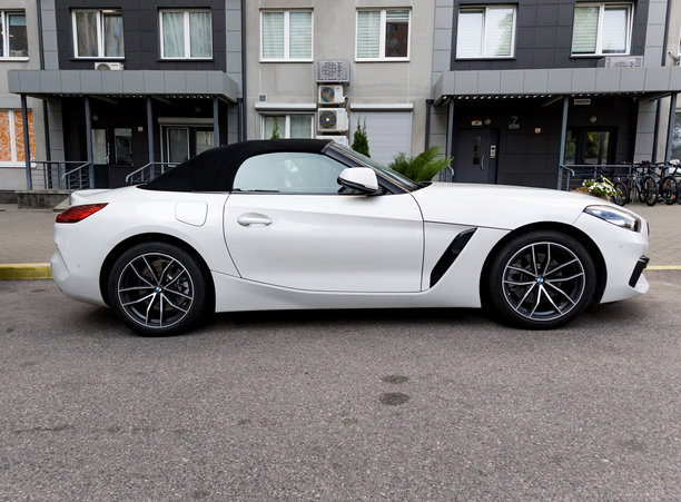 宝马Z4停在城市图片下载