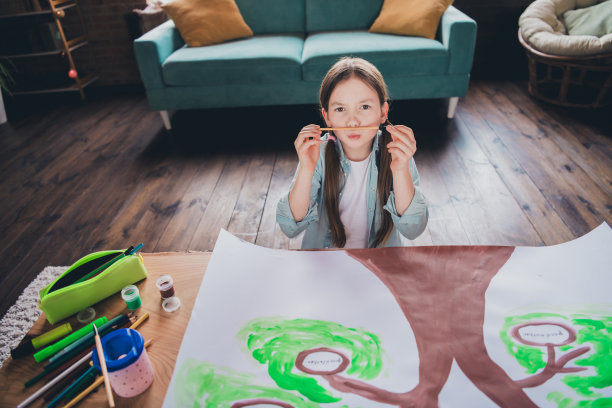 可爱的小女孩画树流苏胡子穿衬衫阁楼室内公寓室内的照片图片下载
