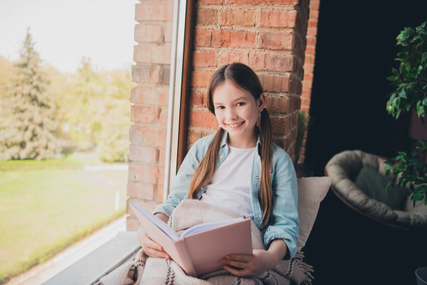 可爱的小女孩的照片看书坐在窗户穿衬衫阁楼室内公寓室内图片下载