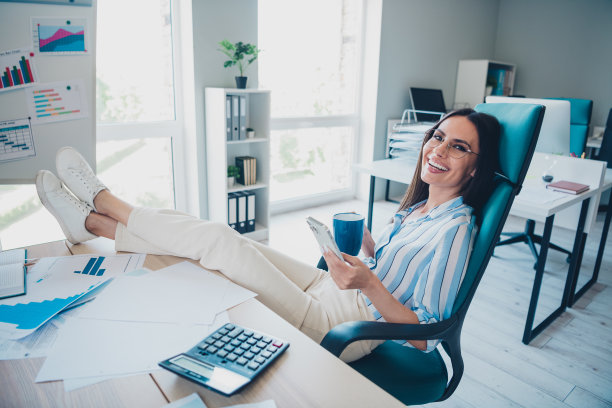 女人的全身照片休息放松拿小玩意喝咖啡穿着条纹正装舒适光启动办公室室内图片下载