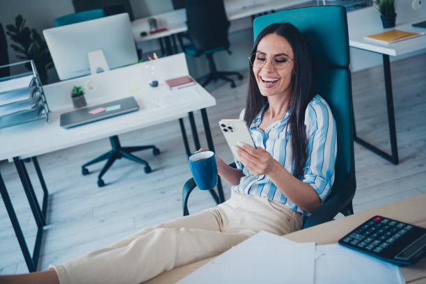 照片聪明的首席夫人休息放松喝咖啡拿装置穿条纹正装舒适的现代办公室室内室内工作空间图片下载