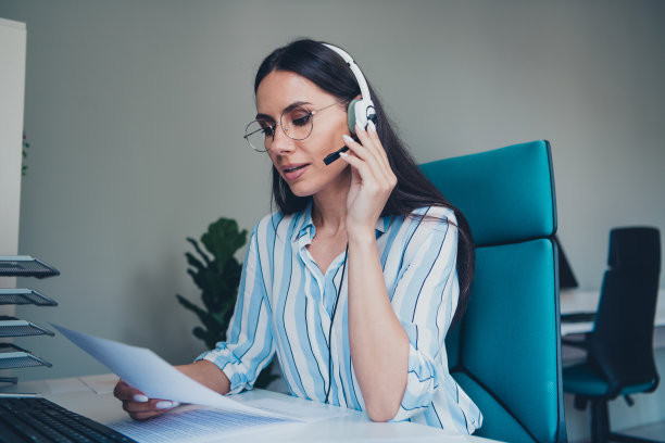 照片漂亮的女人耳机顾问支持穿着条纹正装舒适的光启动办公室室内图片下载