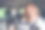 漂亮可爱的女士穿着白衬衫微笑着开着租来的汽车在城市街道外的照片图片下载