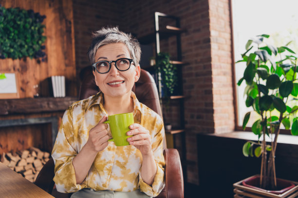 退休妇女的照片喝咖啡看起来感兴趣的空空间穿正装舒适的现代办公室室内室内工作空间图片下载