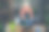 穿着围裙的快乐年龄妇女收集植物的照片，在家庭工作场所室内排水图片下载