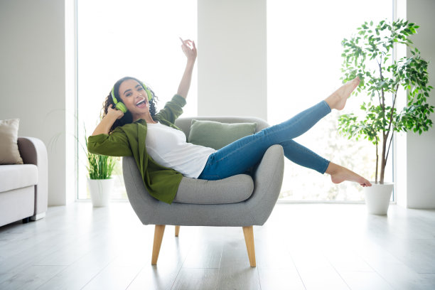 可爱可爱的女孩穿着卡其布时尚的衣服舒适的公寓房子客厅日光室内的照片图片下载