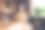 可爱的退休女士的照片喝咖啡拿杯子穿着正装舒适的启动办公室阁楼房间内部图片下载