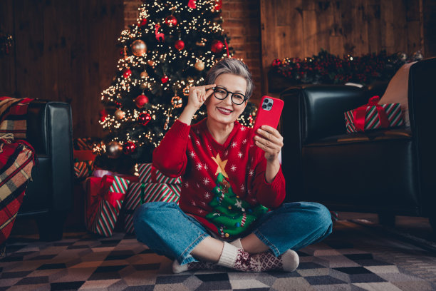 奶奶触摸眼镜的全身照片知道如何在网上买礼物，圣诞快乐孤立在圣诞装饰背景图片下载