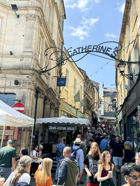 购物者在每月周日的无党派市场，中世纪的商店和房屋，鹅卵石街道凯瑟琳山，弗罗姆，萨默塞特，英格兰，英国，多云的蓝色晴朗的天空图片下载