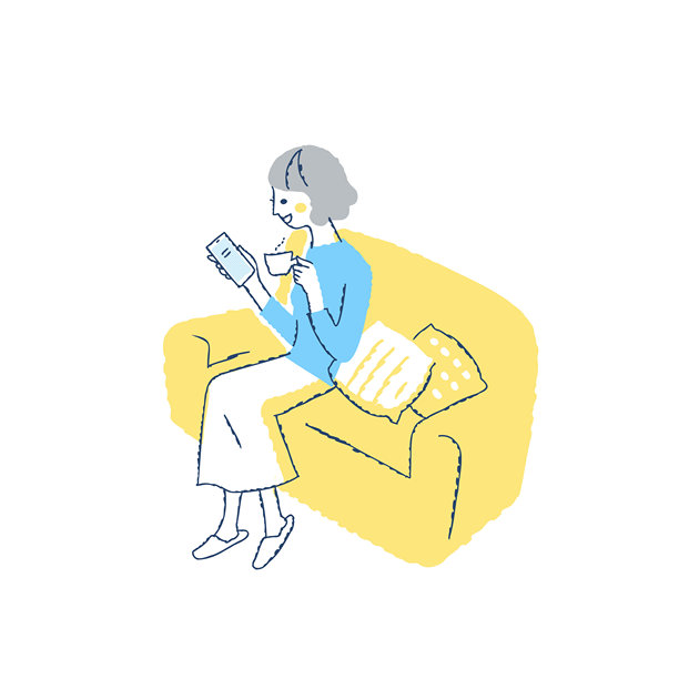 微笑的女人坐在沙发上看智能手机图片下载