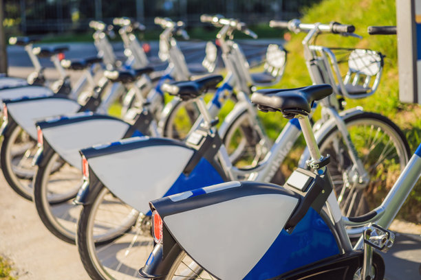 城市自行车停车场。城市出租自行车图片下载