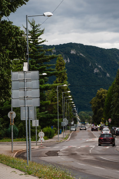 繁忙的道路与交通和山的背景图片下载