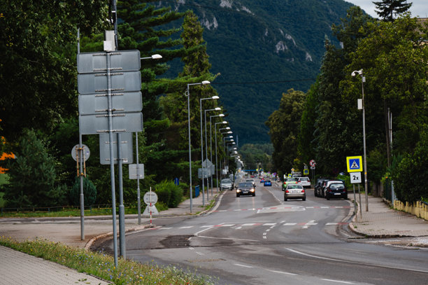 繁忙的道路与交通和山的背景图片下载