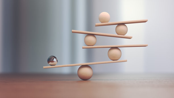 木制和金属平衡尺度的景深图片下载