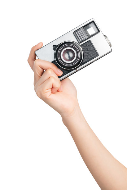 剪辑路径，手持老式相机在孤立的白色背景。图片下载