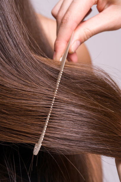 一个女人正在用梳子做头发图片下载