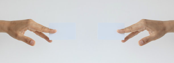 双手握牌图片下载