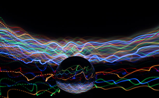 长时间曝光的照片。光画摄影-在玻璃球镜头后面的霓虹多色光的漩涡波。图片下载