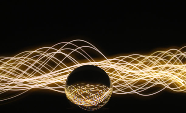 长时间曝光的照片。光画摄影-在玻璃球镜头后面的霓虹灯漩涡波。图片下载