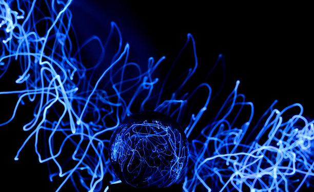 长时间曝光的照片。光画摄影-在玻璃球镜头后面的霓虹灯漩涡波。图片下载