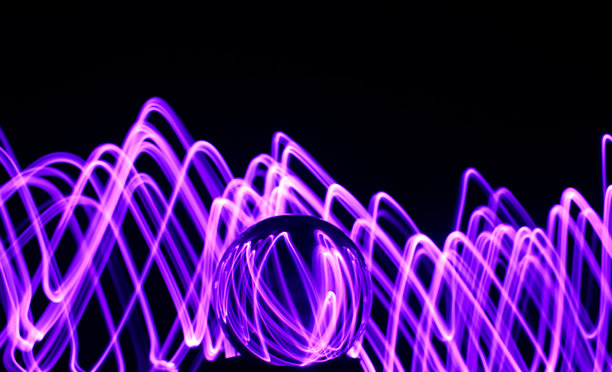 长时间曝光的照片。光画摄影-在玻璃球镜头后面的霓虹灯漩涡波。图片下载