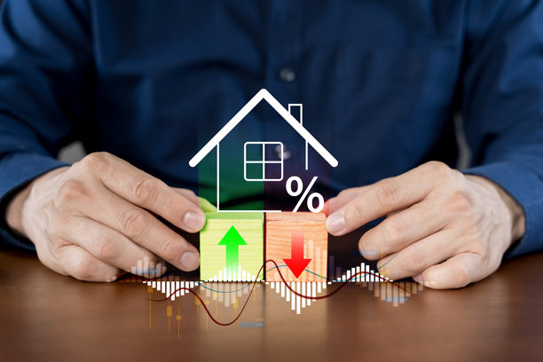 再融资以降低房屋贷款利息。背景上的房子图标与木块上的百分比标志。图片下载