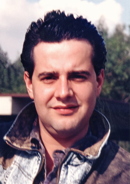 摄于1988年的大头照一个英俊的年轻人看着镜头的肖像图片下载