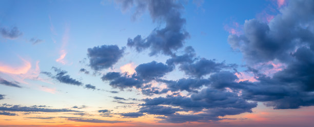 柔和的浅色日出日落天空与柔和的轻云，真实的天空照片。真实的天空云景背景。图片下载