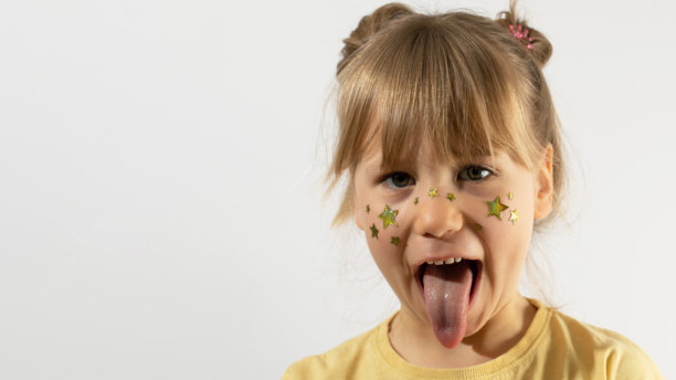 调皮的小女孩用星星画脸露出舌头图片下载