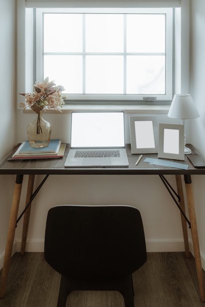 带笔记本电脑的最小家庭办公室图片下载